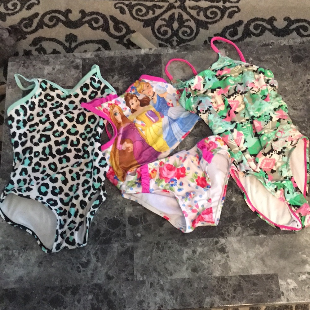3 girls bathing suits